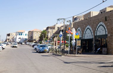 Bir sokak Akko (Acre), İsrail içinde. Şehir sokak arabalar, ikamet