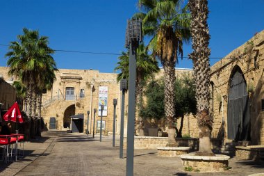 Bir eski şehir içinde dönümlük (Akko). Eski binalar, palmiye ağaçları ve