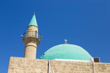 Eski kasaba o yeşil kubbe ile güzel bir Sinan Basha Camii