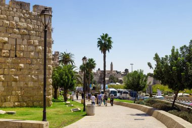 Eski duvarlar Kudüs'ün Yafa Kapısı giren kişi ile