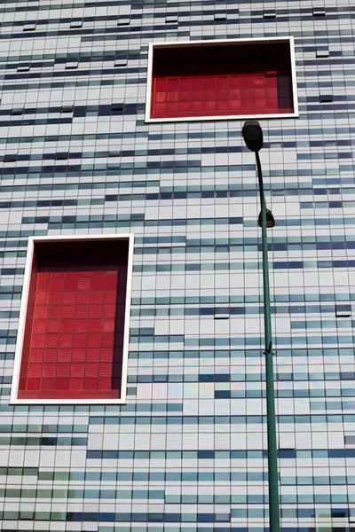 Geometri i modern arkitektur. Glasfönster och street — Stockfoto