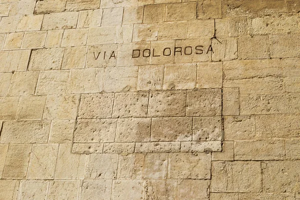 Il cartello della Via Dolorosa sul muro di pietra nella città vecchia di Girolamo — Foto Stock
