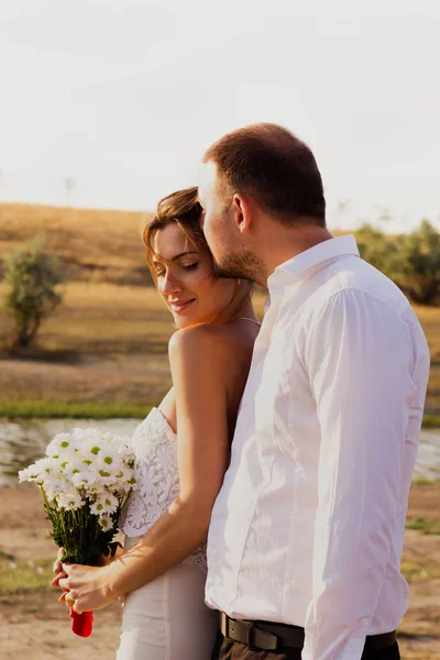 Piękna romantyczna para mężczyzna i kobieta w białych sukniach prześcignąć — Zdjęcie stockowe