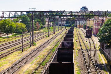 Boş yük treni vagonlar raylar üzerinde durmak