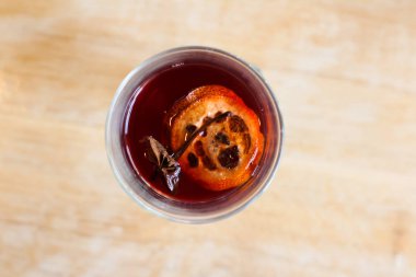 Yukarıdan, tarçın ve portakal dilim mulled şarap görünümü bir bardak