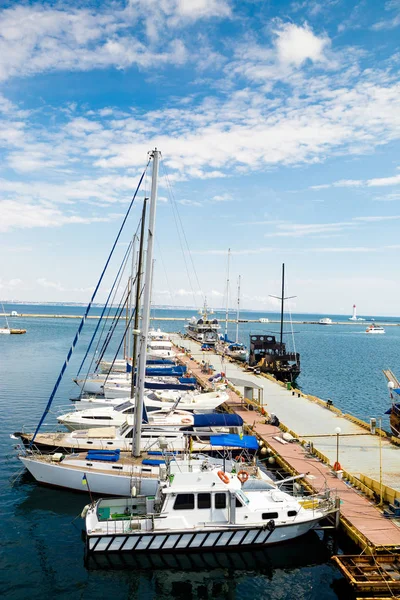 Navi a vela e yacht ormeggiate nel porto turistico — Foto Stock