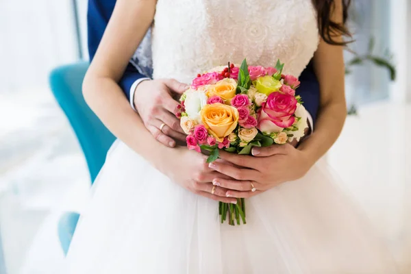 Bouquet of roses in hands of the bride — Stock Photo, Image