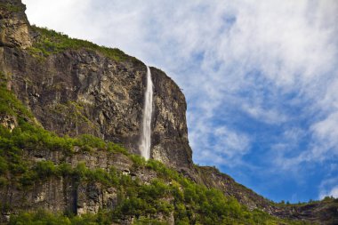 Norveç, bir dağ şelale fiyortları.