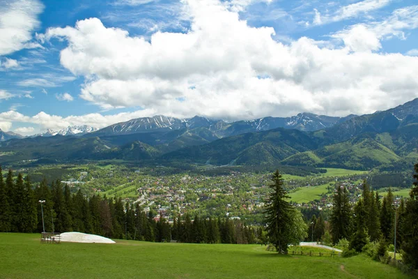 Landschap van het Tatra-gebergte in de zomer, bewolkte blauwe hemel. — Stockfoto