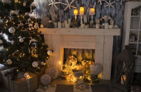 Christmas room with fireplace, presents under decorated fir tree — Stock Photo, Image