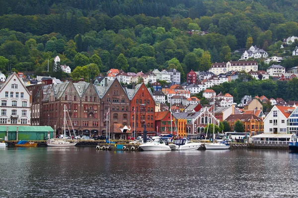 Famosa strada Bryggen a Bergen, Norvegia con case e tr verde — Foto Stock
