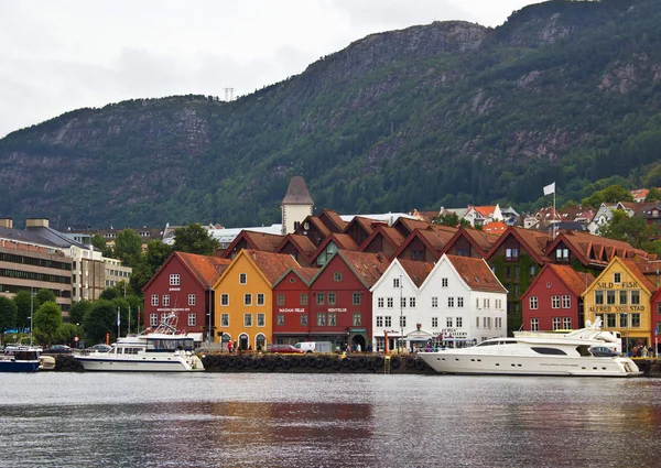 Waterfront tarihi binalar ve dağ backg üzerinde
