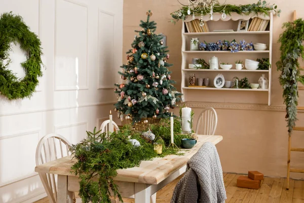 Пустая комната с рождественскими украшениями — стоковое фото