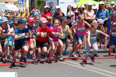 Maraton çocuklu. Koşucular bitiş çizgisinde yaz maraton, evlat