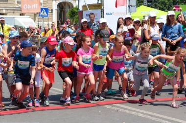 Maraton çocuklu. Koşucular bitiş çizgisinde yaz maraton, evlat