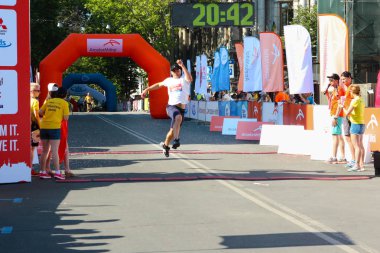 Son'u, maraton atlet. Mutlu maraton koşucusu bitiş çizgisine
