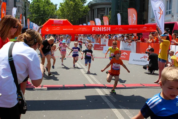 Марафон з дітьми. Kid бігунів на фінішну пряму на літніх maraton — стокове фото