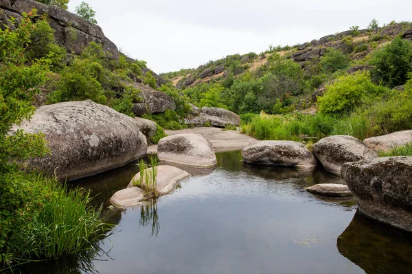 Fiume nel canyon Aktovsky, Ucraina — Foto Stock