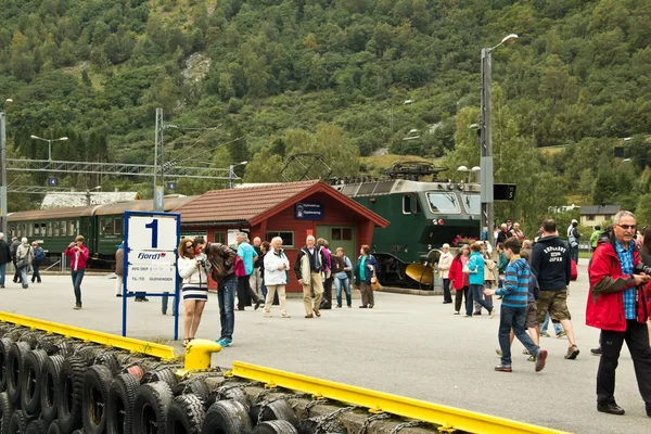 Turisté na stanici Flam, slavné železnice přes hory Norska — Stock fotografie