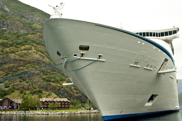 Luxury cruise ship docked in port Flom, Norway — Stock Photo, Image