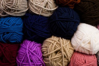 Hizmet üzerinde renkli iplik yün örgü modeli