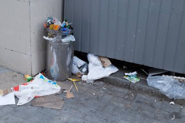Şehir cadde kalabalık çöp kovası.