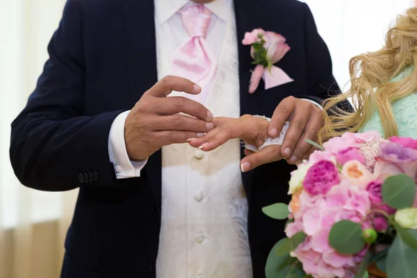 Wedding couple, exchanging of rings ceremony — Stock Photo, Image