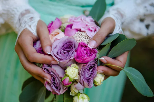 Buchet de nunta verde cu trandafiri colorati — Fotografie, imagine de stoc