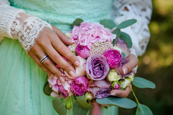 Frau hält bunten Brautstrauß in der Hand — Stockfoto