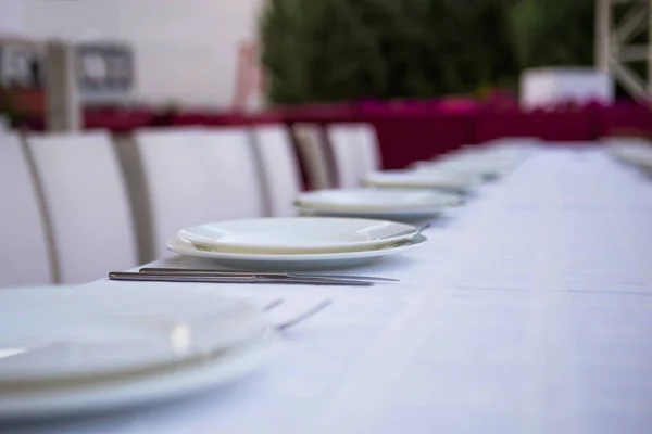 Tabel ingesteld op restaurant open air — Stockfoto
