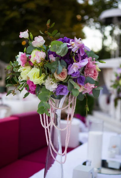 Bloem decoratie op feestelijke tafel — Stockfoto