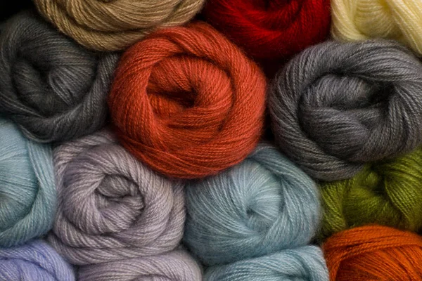 手作りの冬の服の編み糸 — ストック写真