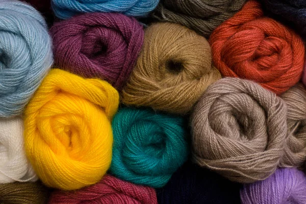 Modello di maglieria di lana di filato colorato sul fronte negozio . — Foto Stock
