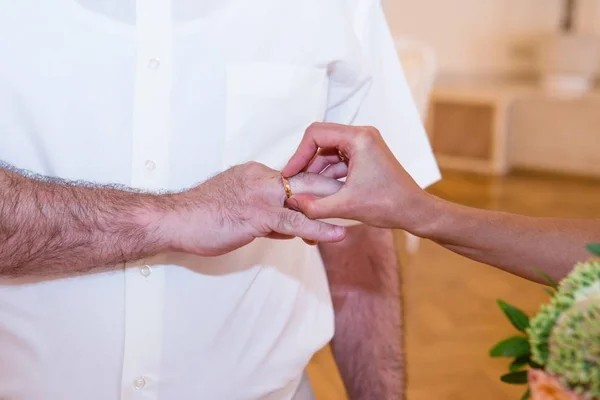 Bride puts ring on grooms finger — Stock Photo, Image