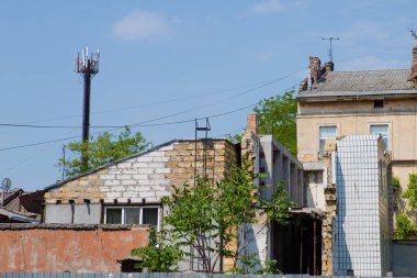 Yıkık ev inşa felaketinden sonra savaş