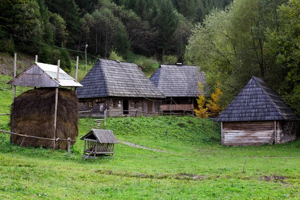 Gamla traditionella ukrainska lantliga hus — Stockfoto