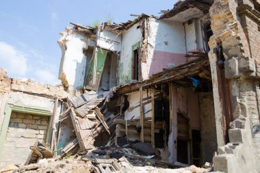 Ukrayna, Donbass harap ve terk edilmiş binada. Ukrayna savaş