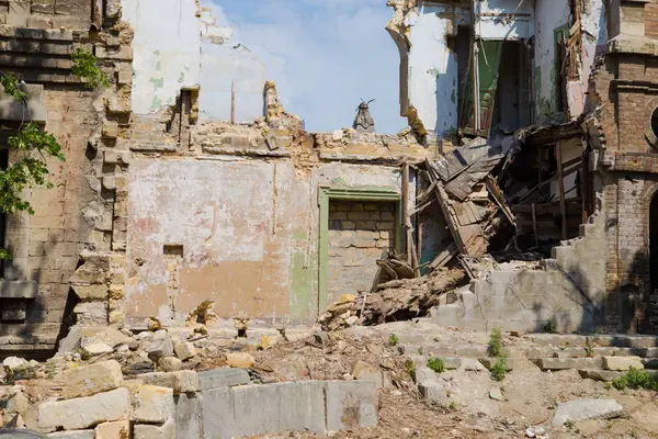 Verlaten en verwoest gebouw in Oekraïne, Donbass — Stockfoto