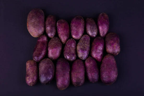 Batatas no fundo preto vista superior — Fotografia de Stock
