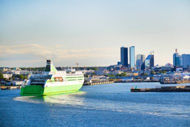 Modern motor gemisi limanda Tallinn, Estonya için gelen