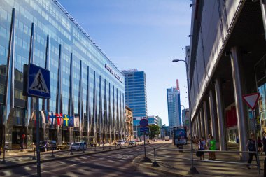 Modern mimari Tallinn sokakta. Hotel Tallink, mod