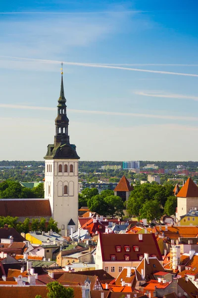 Flygfoto över den gamla delen av staden Tallinn, Estland, med s — Stockfoto