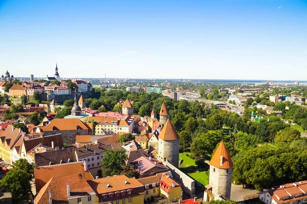 Luchtfoto van het stadsgezicht op de oude stad van Tallinn, Estland — Stockfoto
