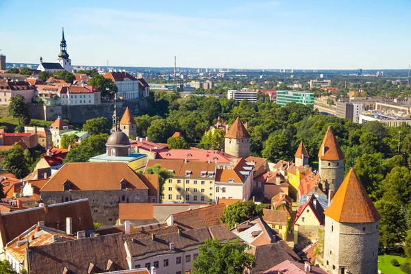 Vista panoramica con la parte dell'antica fortezza di Tallinn, Estoni — Foto Stock