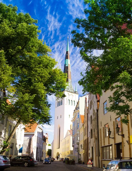 Eski Tallinn şehir Oleviste (St.Olaf) kilise inşa kilise — Stok fotoğraf