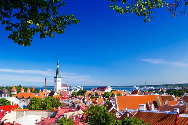 Vista aérea da cidade velha de Tallinn, Estónia, com o s — Fotografia de Stock