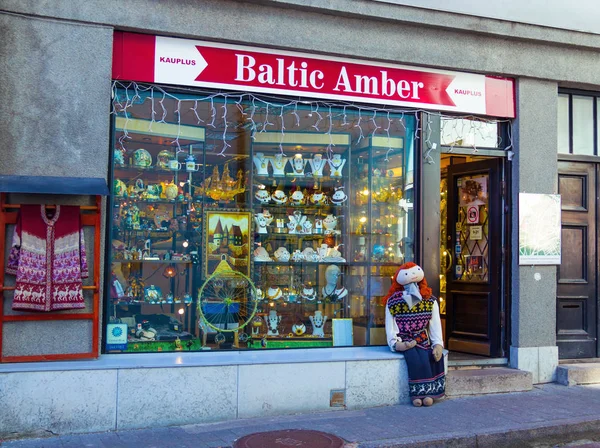 Souvenirladen in Tallinn, Estland. Souvenirladen Baltic Bernstein. — Stockfoto