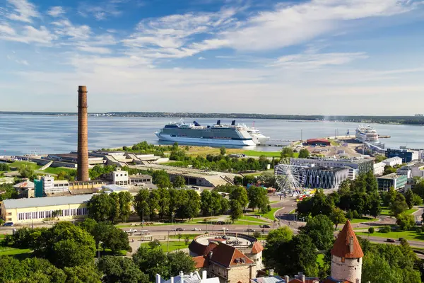 Zomer stad landschap met zeehaven, cruiseschepen en onderdeel van voor — Stockfoto