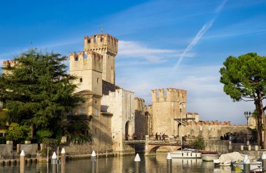 Sirmione, İtalya - Ekim 2017 yaklaşık: Sirmione yakınındaki Garda Gölü İtalya Rocca Scaligera kalede. Lago di Garda yakınındaki güzel Ortaçağ surunun.