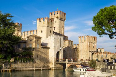 Sirmione, İtalya - Ekim 2017 yaklaşık: Sirmione yakınındaki Garda Gölü İtalya Rocca Scaligera kalede. Lago di Garda yakınındaki güzel Ortaçağ surunun.